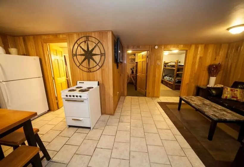 Мотель Log Cabin Lodge & Suites