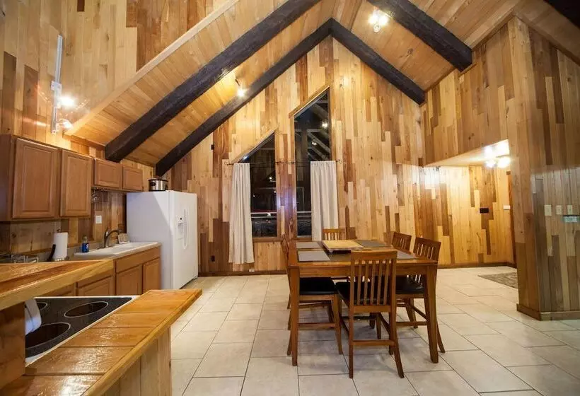 Мотель Log Cabin Lodge & Suites