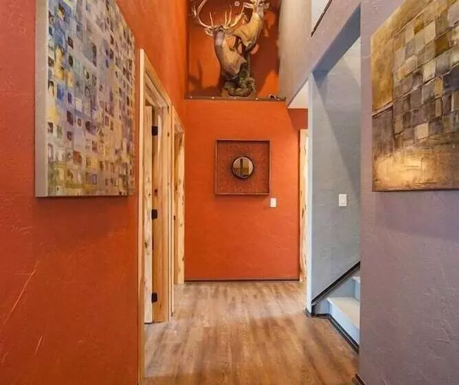 Мотель Log Cabin Lodge & Suites