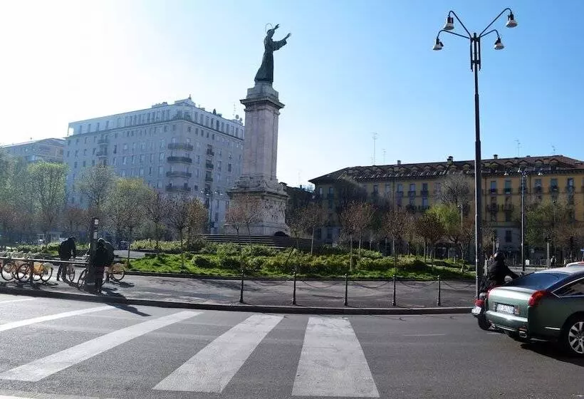 Pension La Chambre Milano Guest House