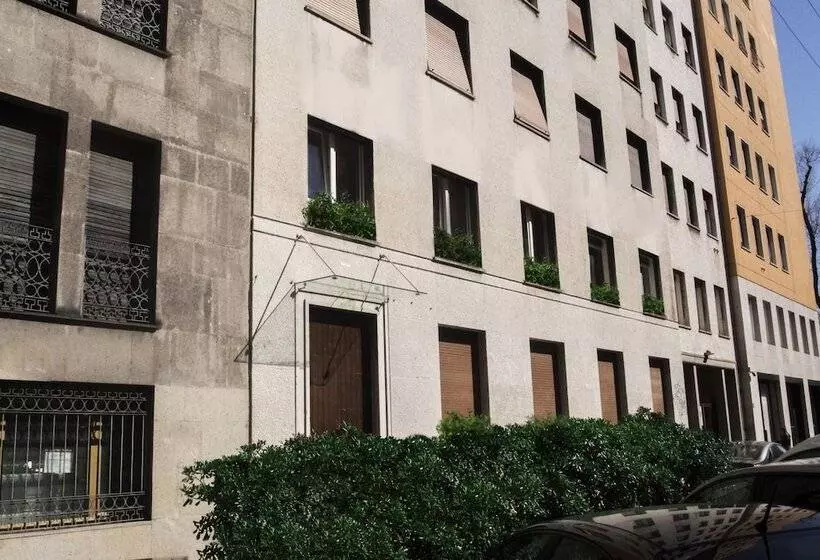 Pension La Chambre Milano Guest House