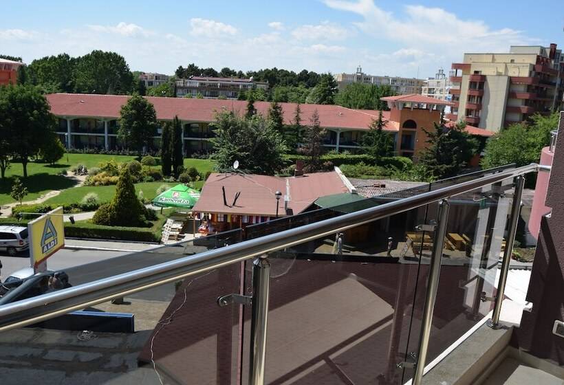 בית מלון כפרי Admiral Plaza Apartments