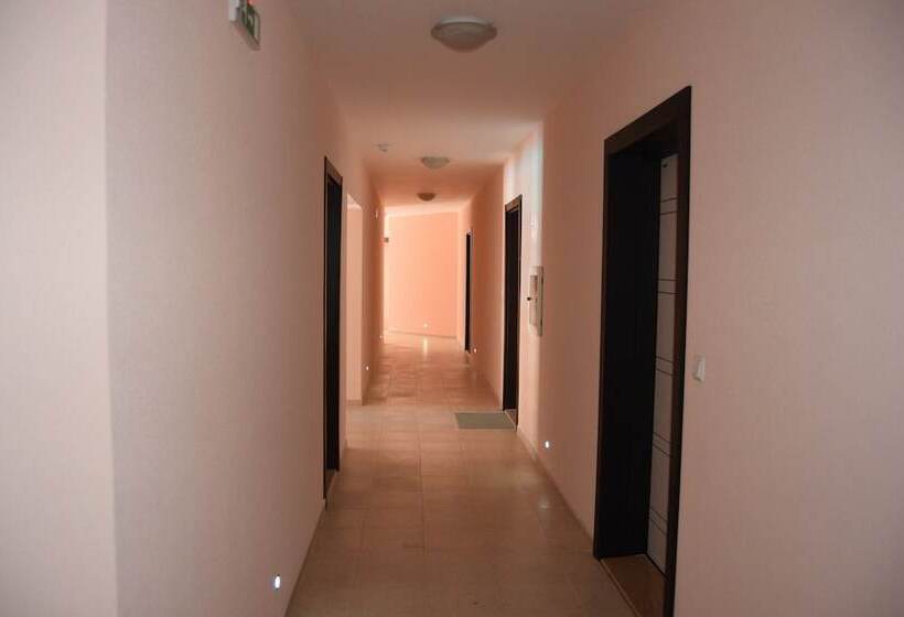 בית מלון כפרי Admiral Plaza Apartments