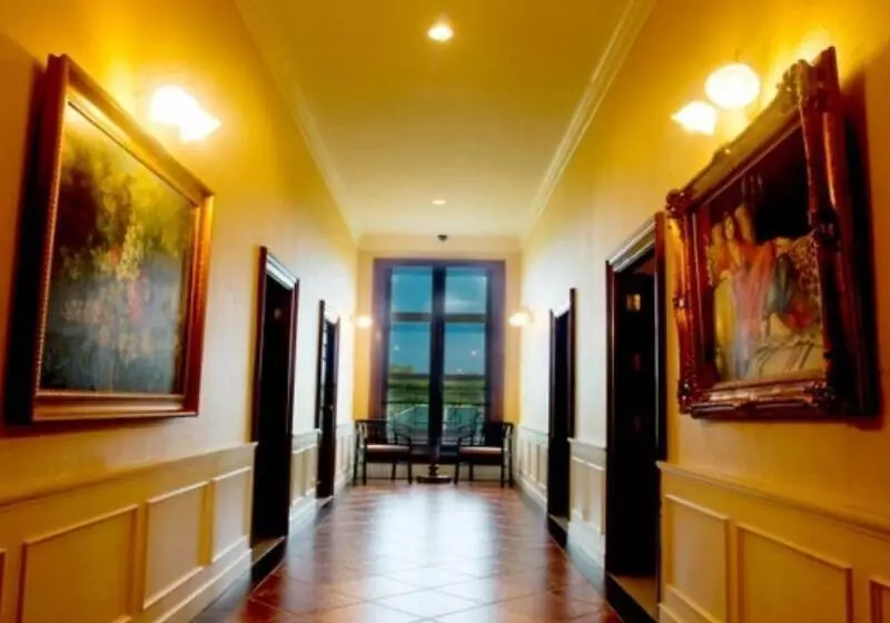 Chateau De Khaoyai Hotel & Resort
