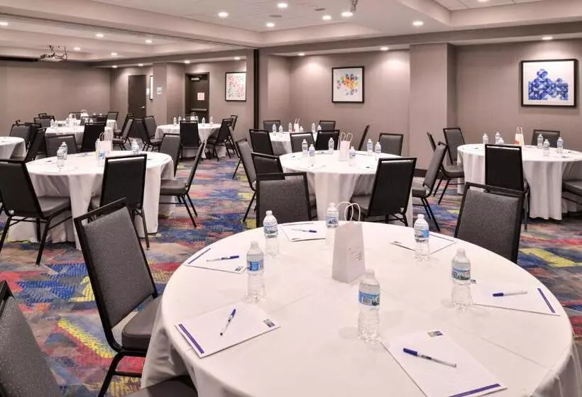 ホテル Holiday Inn Express And Suites Bryant   Benton Area, An Ihg