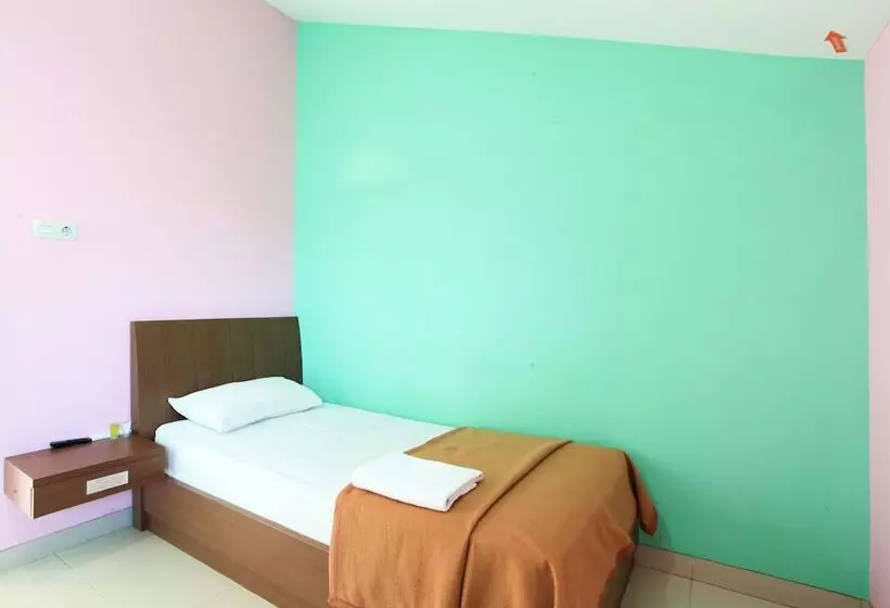 Hotelli The Nancy S Homestay Pekanbaru Mitra Reddoorz