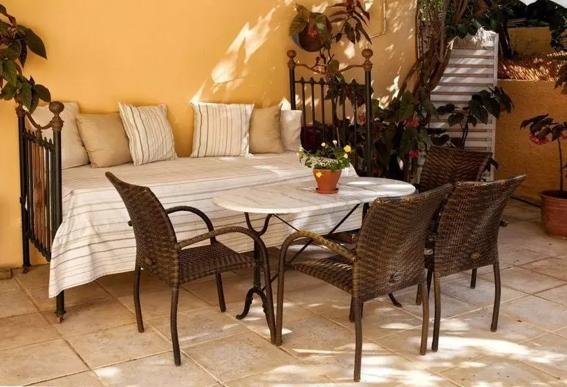 Veroniki Studios & Apartments