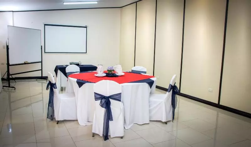 هتل Y Restaurante El Guarco