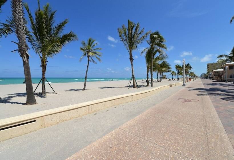 فندق على الطريق Hollywood By The Sea