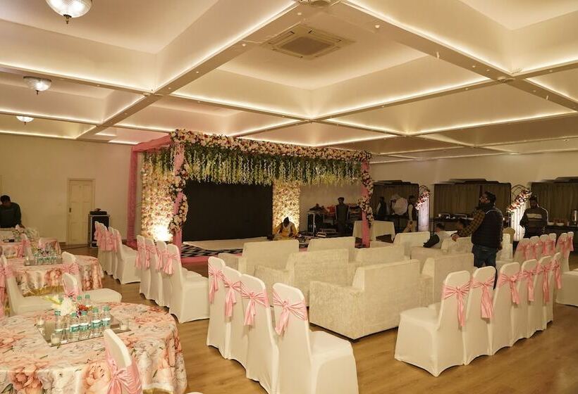 אתר נופש Saraca Hotel Lucknow