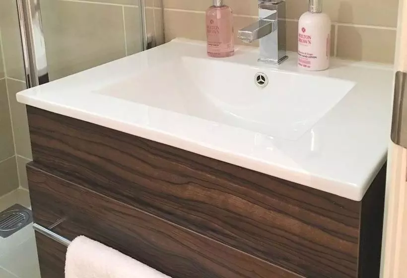 Westminster Studio Apartment