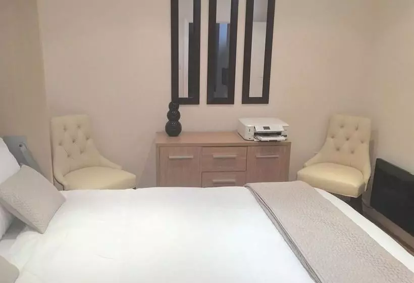 Westminster Studio Apartment