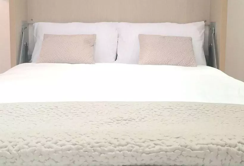 Westminster Studio Apartment