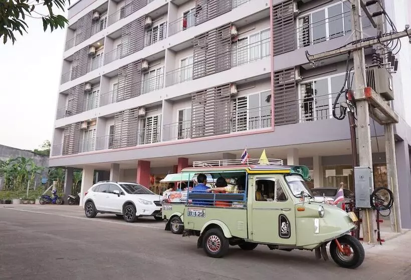 هتل Chompu Nakarin Apartment