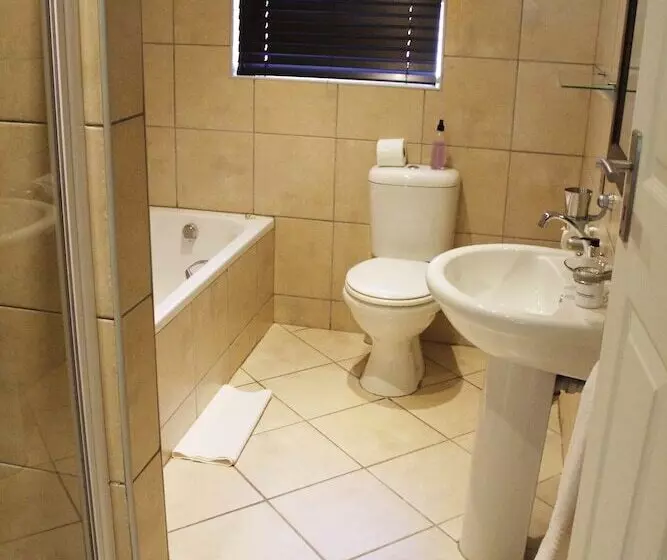 پانسیون Amani Guest Lodge