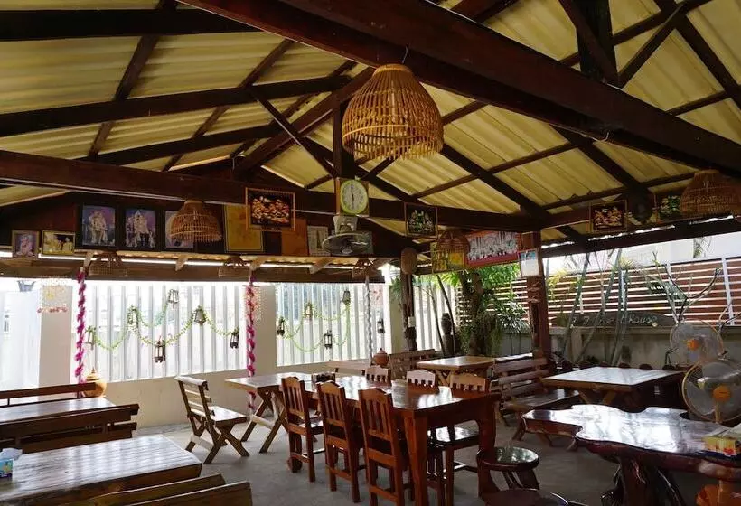 پانسیون J & J Guesthouse