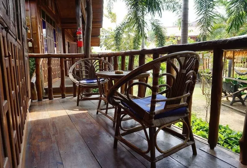 پانسیون J & J Guesthouse