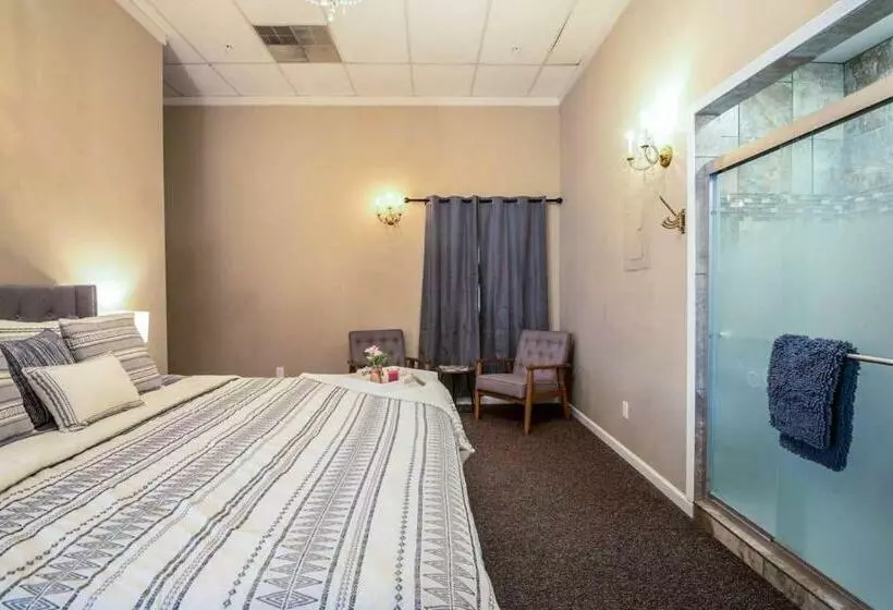 Hotelli Fire And Rainfall Rooms