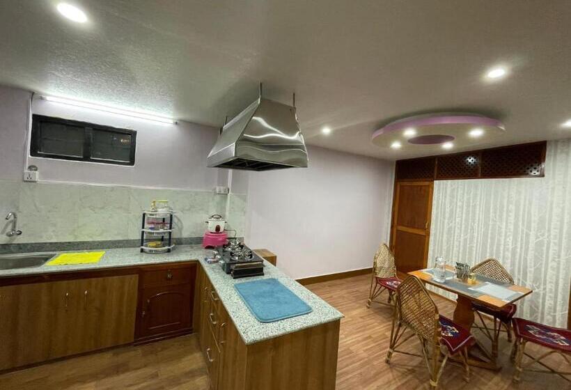 پانسیون Dzambala Home