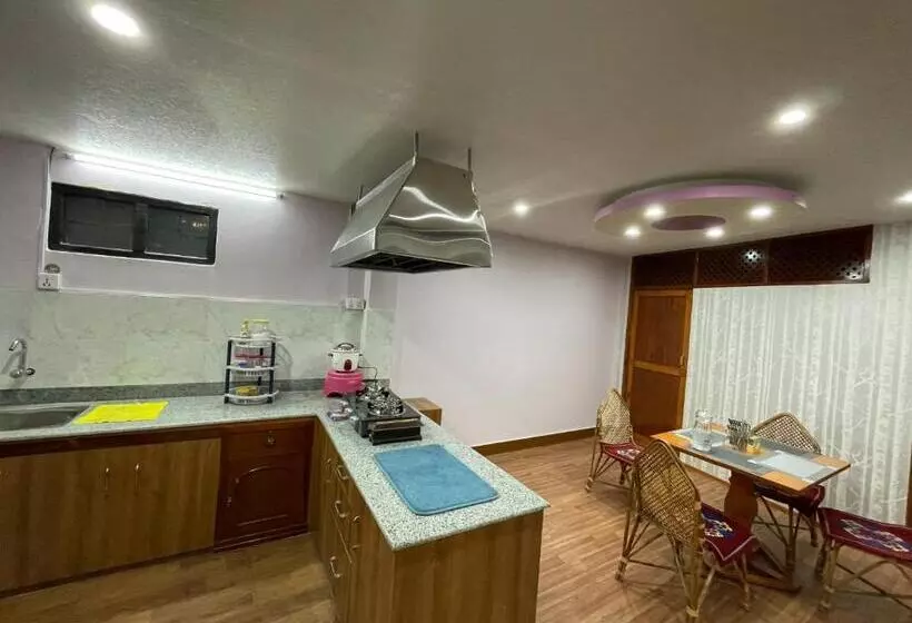 پانسیون Dzambala Home