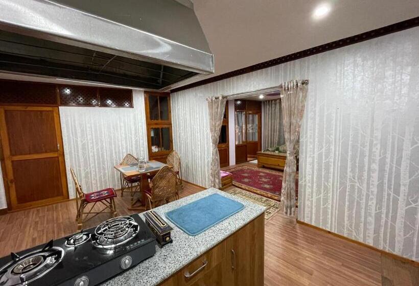 پانسیون Dzambala Home