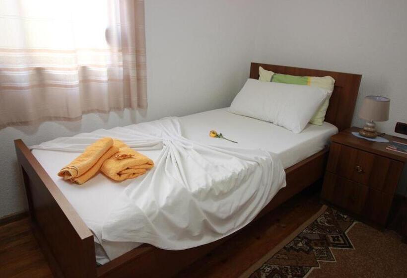 پانسیون Grandma S Home