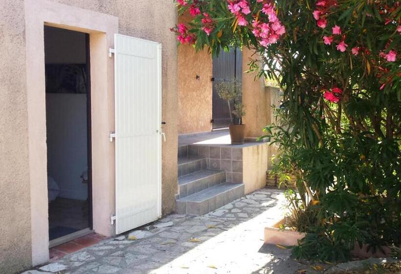 تختخواب و صبحانه La Châteaude