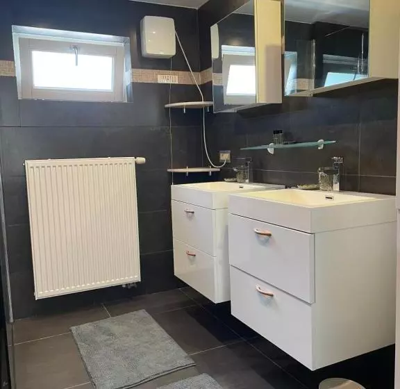 ペンション La Canopée Des Arbres, Anna