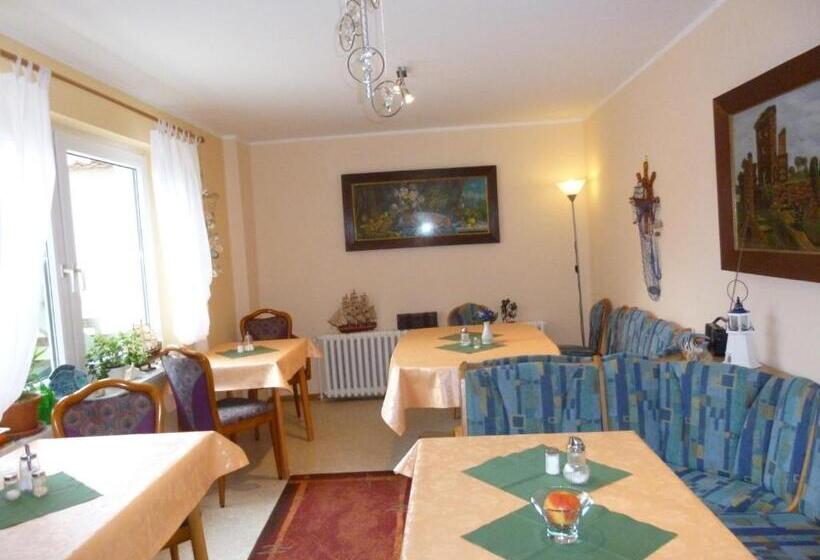 Отель Pension Am Peeneufer Ug