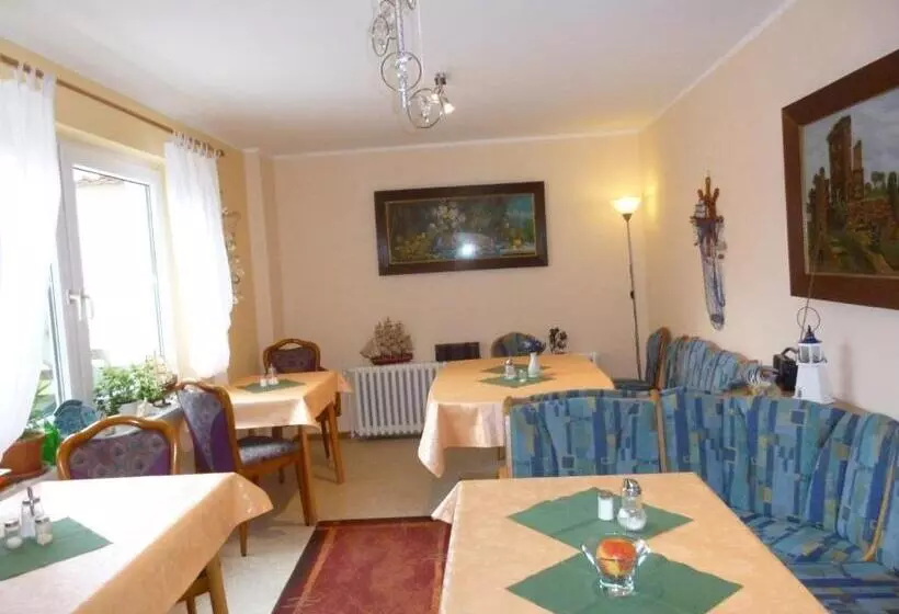 Hotelli Pension Am Peeneufer Ug