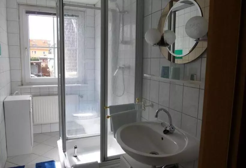 Hotelli Pension Am Peeneufer Ug