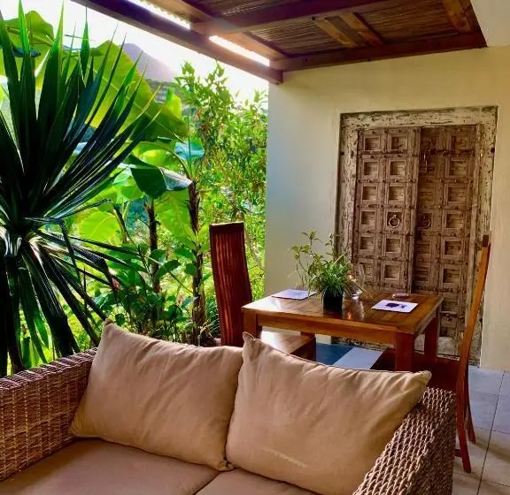 تختخواب و صبحانه Chamarel Mountain Chalets