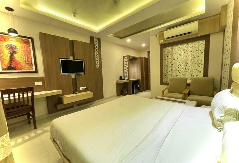 Kuber Palace ! Puri Near Sea Beach And Temple Fully Air Conditioned Hotel With Lift And Parking Faci