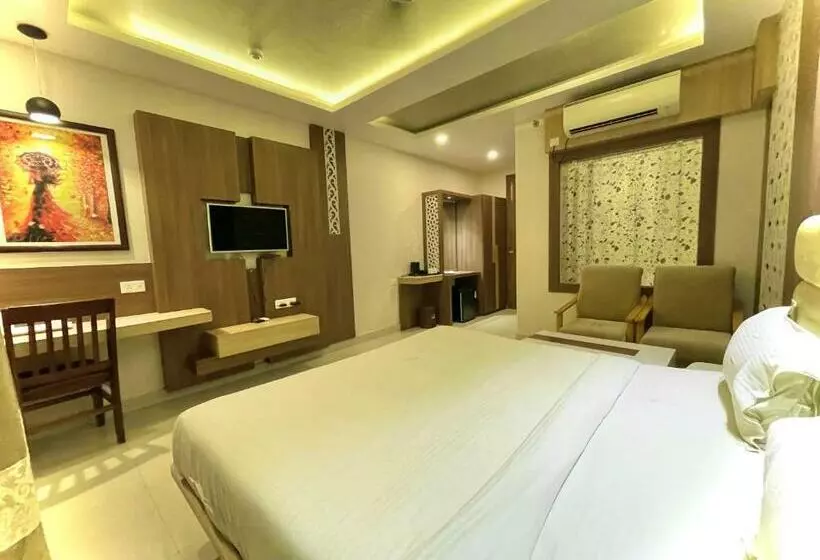 Kuber Palace ! Puri Near Sea Beach And Temple Fully Air Conditioned Hotel With Lift And Parking Faci