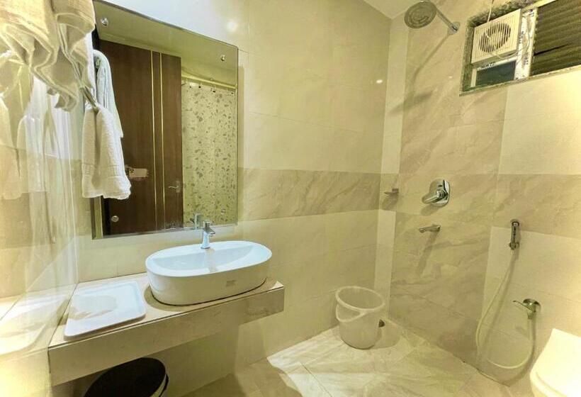 Kuber Palace ! Puri Near Sea Beach And Temple Fully Air Conditioned Hotel With Lift And Parking Faci