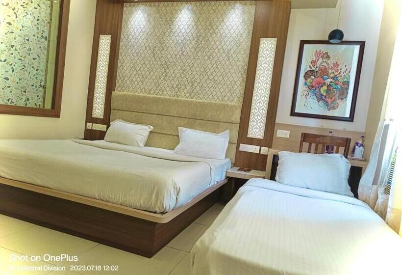 Kuber Palace ! Puri Near Sea Beach And Temple Fully Air Conditioned Hotel With Lift And Parking Faci