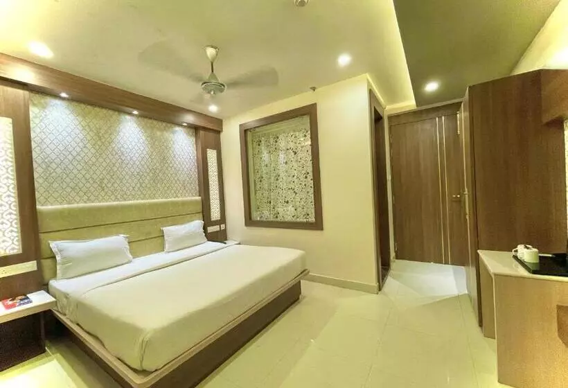 Kuber Palace ! Puri Near Sea Beach And Temple Fully Air Conditioned Hotel With Lift And Parking Faci
