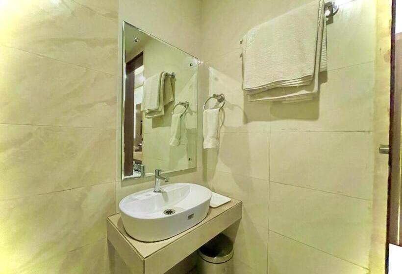 Kuber Palace ! Puri Near Sea Beach And Temple Fully Air Conditioned Hotel With Lift And Parking Faci