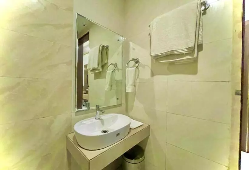Kuber Palace ! Puri Near Sea Beach And Temple Fully Air Conditioned Hotel With Lift And Parking Faci