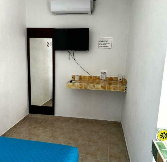 הוסטל Airport Inn