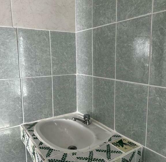 הוסטל Airport Inn