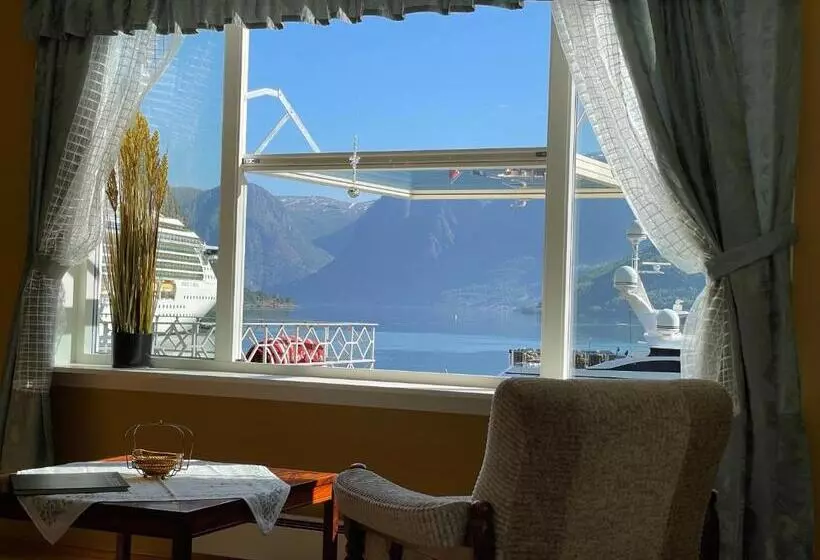 ユースホステル Svingen Guesthouse Panoramic Fjord Views In Flåm