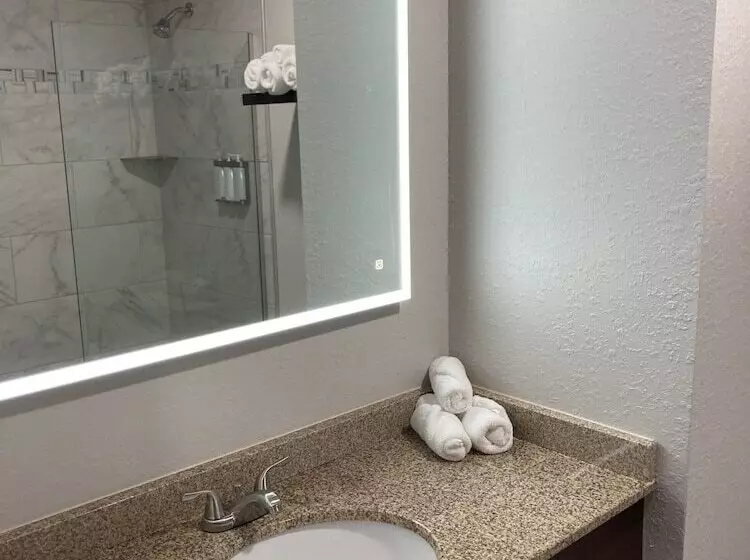 Hotelli Elker Inn & Suites