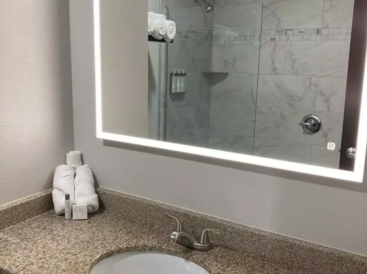 Hotelli Elker Inn & Suites