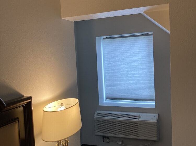 בית מלון כפרי Elker Inn & Suites