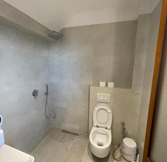 فندق Kroi Near Castle Entrance Castle And Town View