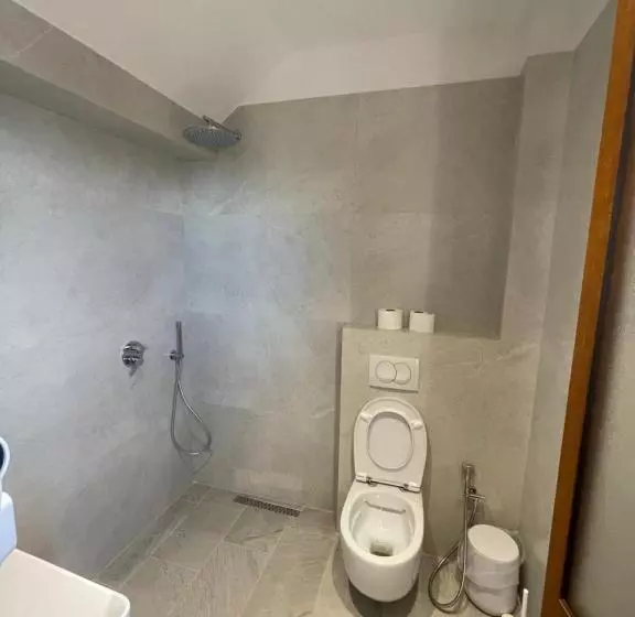 ホテル Kroi Near Castle Entrance Castle And Town View