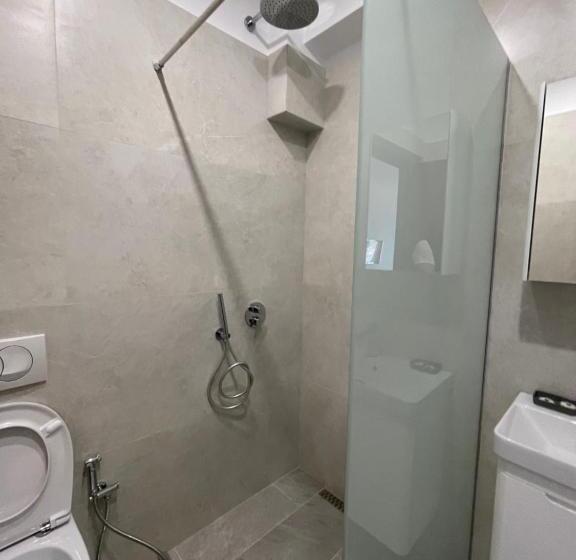 فندق Kroi Near Castle Entrance Castle And Town View