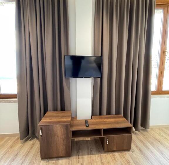 فندق Kroi Near Castle Entrance Castle And Town View