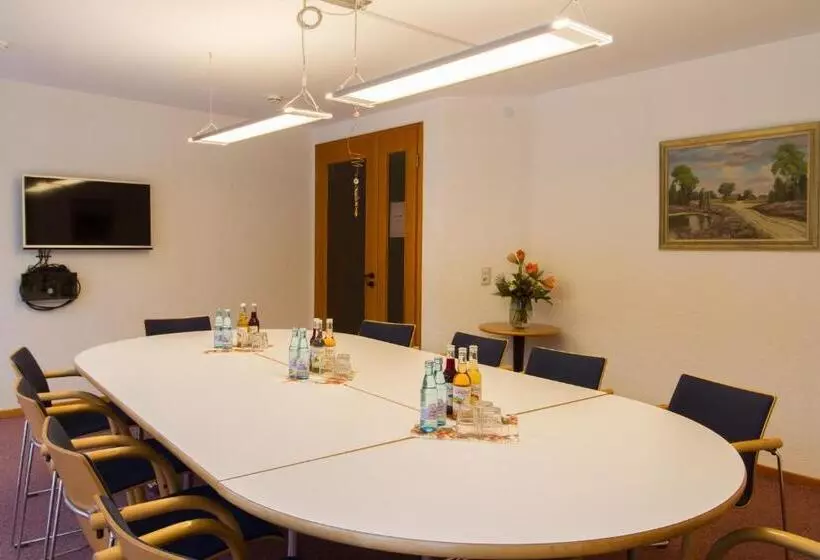 ホテル Krelinger Freizeit  Und Tagungszentrum